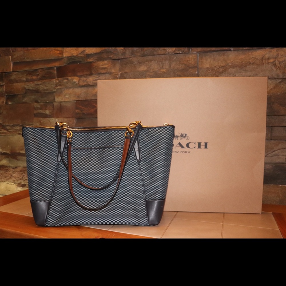 Coach purse - Picture 5 of 8